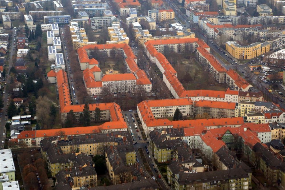 Berlin von oben - Wohngebiets- Siedlung mit auffälligen roten Dächern beim Wansdorfer Platz im Ortsteil Hakenfelde in Berlin, Deutschland