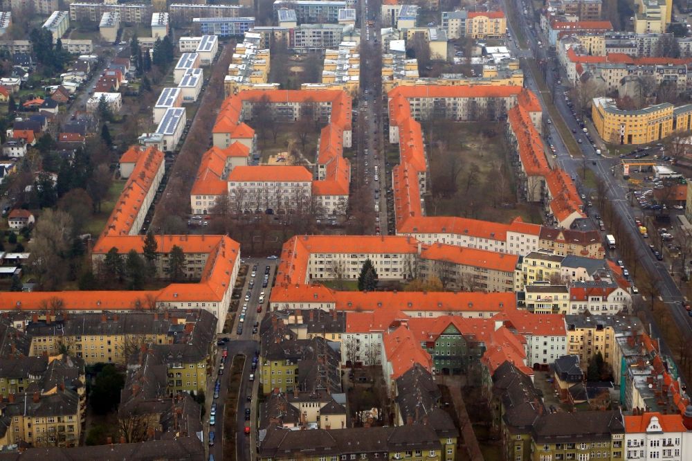 Berlin aus der Vogelperspektive: Wohngebiets- Siedlung mit auffälligen roten Dächern beim Wansdorfer Platz im Ortsteil Hakenfelde in Berlin, Deutschland