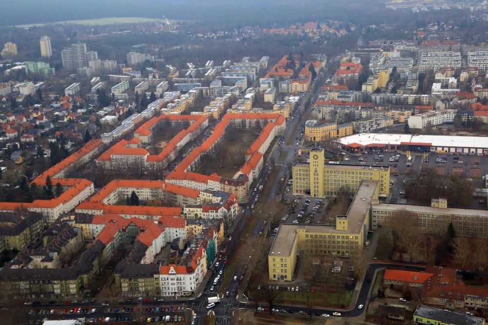 Luftbild Berlin - Wohngebiets- Siedlung mit auffälligen roten Dächern beim Wansdorfer Platz im Ortsteil Hakenfelde in Berlin, Deutschland