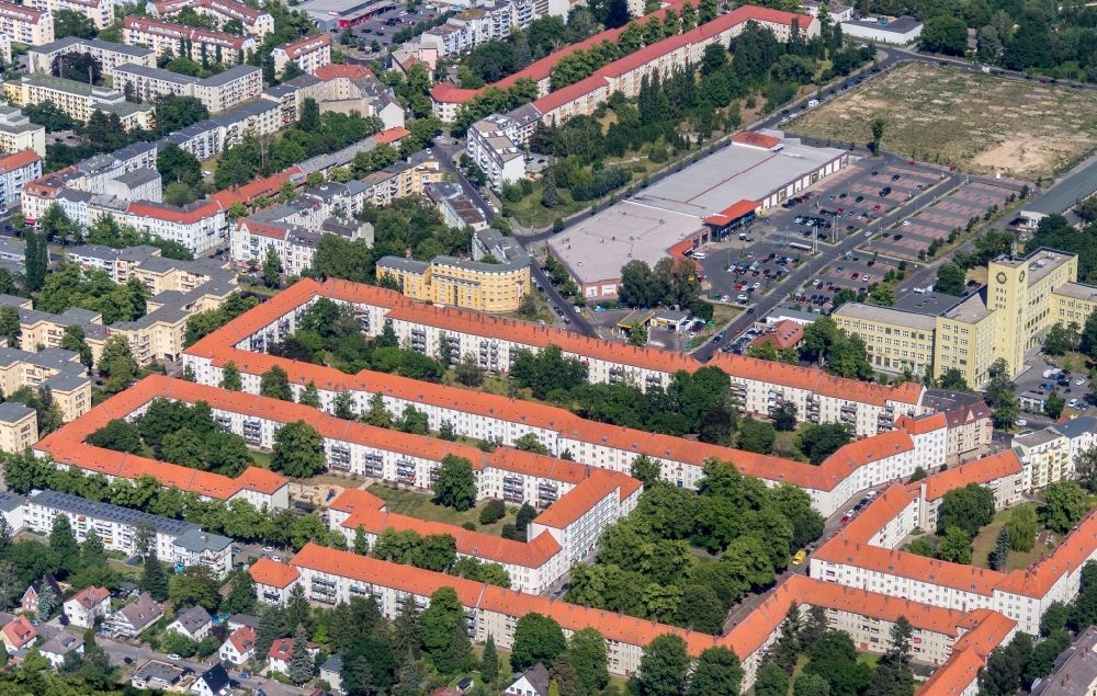 Luftaufnahme Berlin - Wohngebiets- Siedlung mit auffälligen roten Dächern beim Wansdorfer Platz im Ortsteil Hakenfelde in Berlin, Deutschland