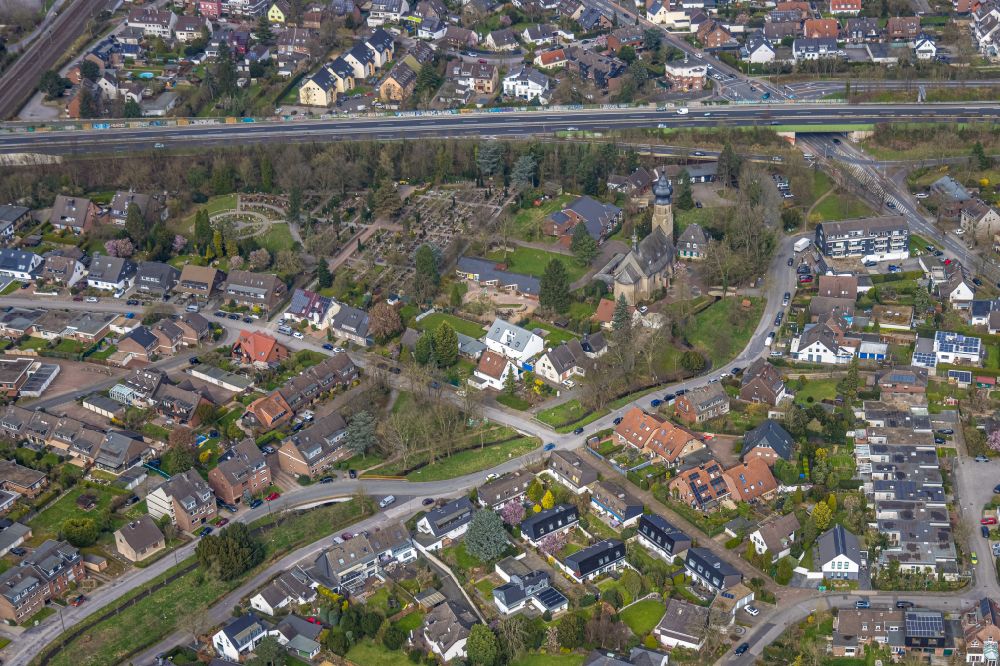 Luftaufnahme Duisburg - Wohngebiets- Siedlung entlang der Bundesautobahn A524 in Duisburg im Bundesland Nordrhein-Westfalen, Deutschland