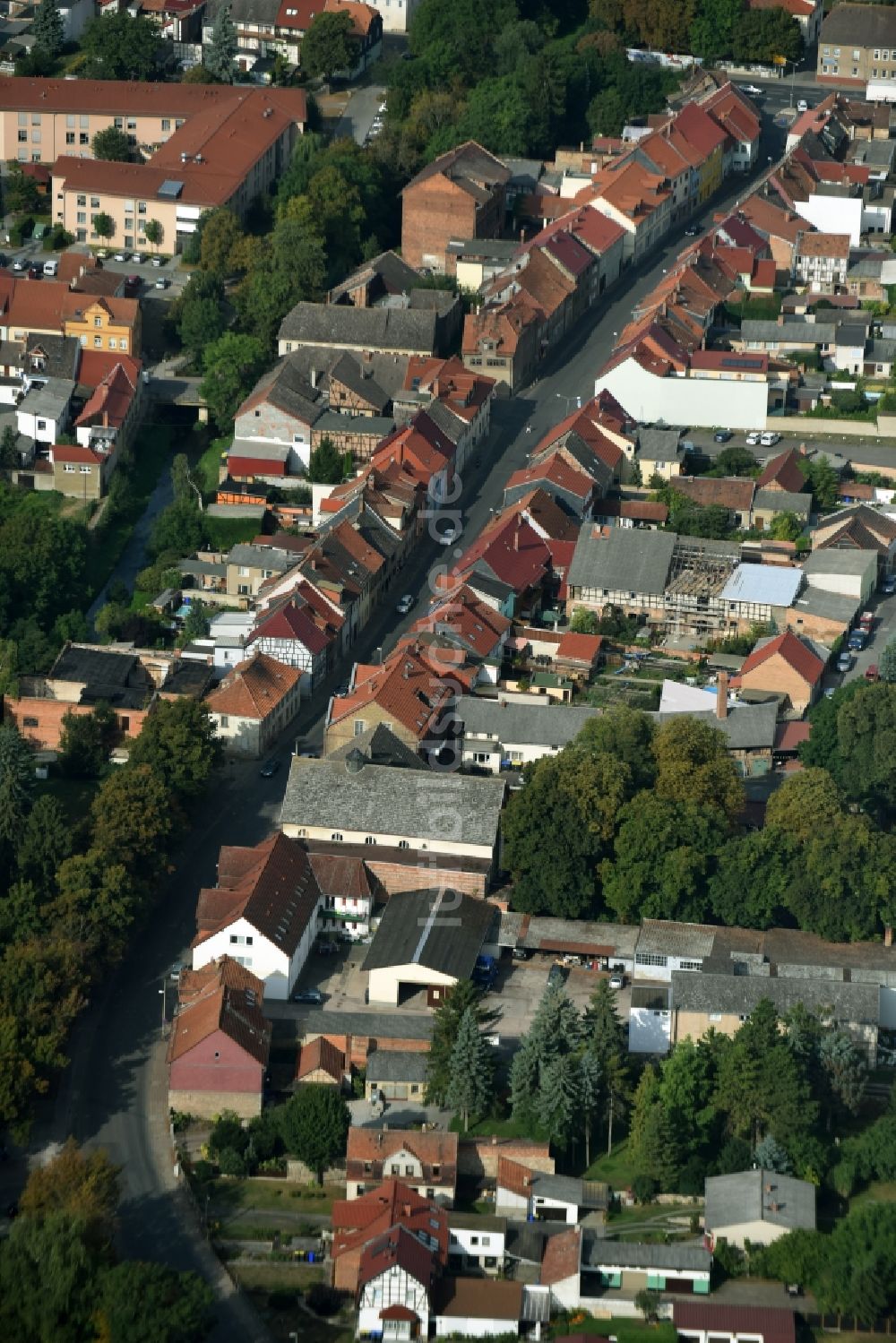 Luftaufnahme Greußen - Wohngebiets- Siedlung entlang der Straße Neustadt in Greußen im Bundesland Thüringen