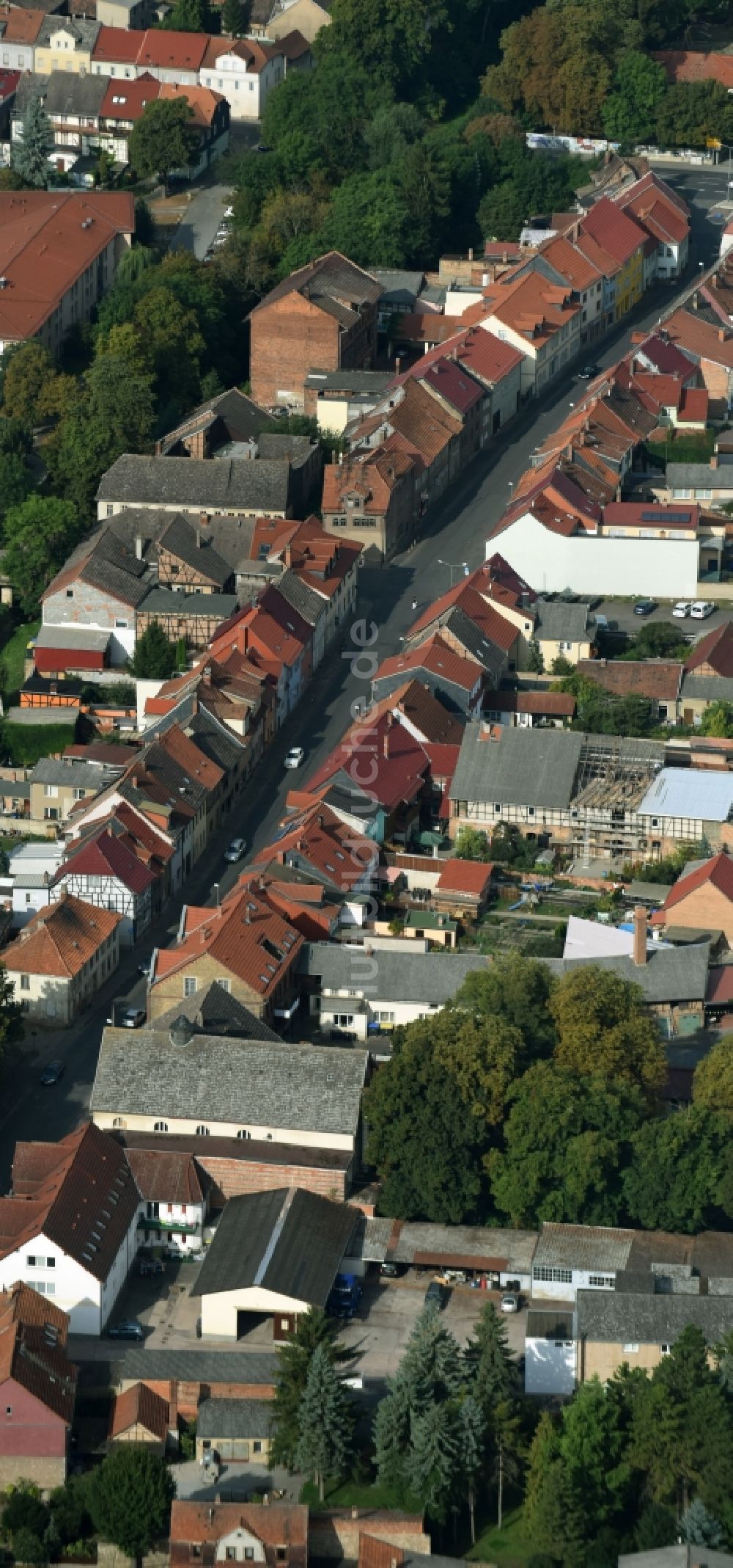 Greußen von oben - Wohngebiets- Siedlung entlang der Straße Neustadt in Greußen im Bundesland Thüringen