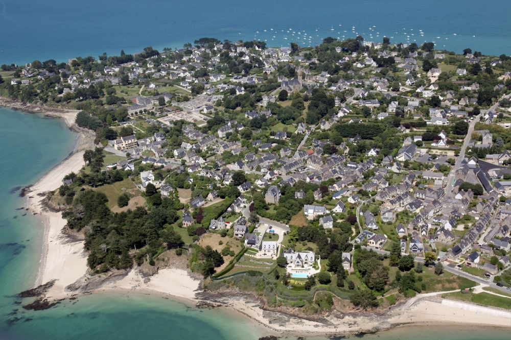 Luftaufnahme Saint-Jacut-de-la-Mer - Wohnhaus- Bebauung auf der Halbinsel von Saint-Jacut-de-la-Mer in Bretagne, Frankreich