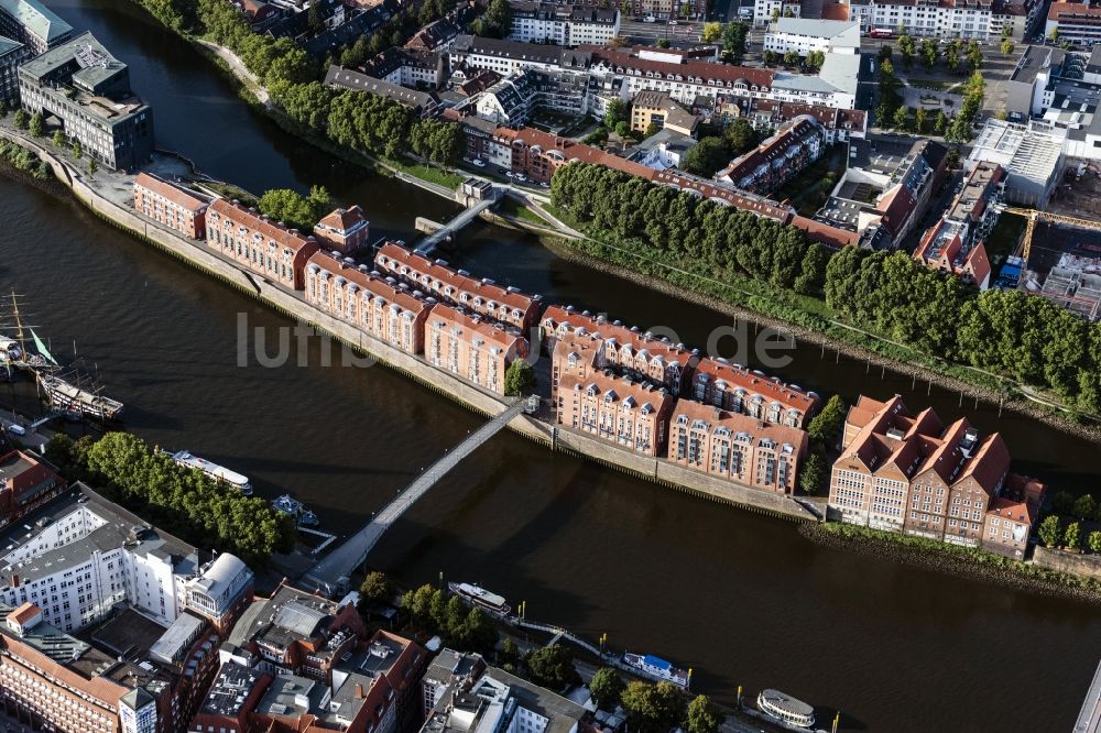 Bremen aus der Vogelperspektive: Wohnhaus- Bebauung auf der Halbinsel Teerhof an der Weser in Bremen, Deutschland