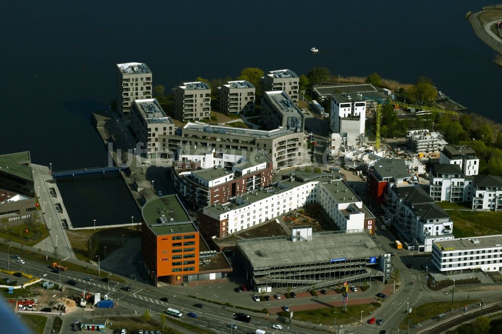 Luftaufnahme Rostock - Wohnhaus- Bebauung auf der Holzhalbinsel in Rostock im Bundesland Mecklenburg-Vorpommern, Deutschland