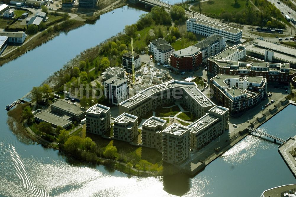 Luftbild Rostock - Wohnhaus- Bebauung auf der Holzhalbinsel in Rostock im Bundesland Mecklenburg-Vorpommern, Deutschland
