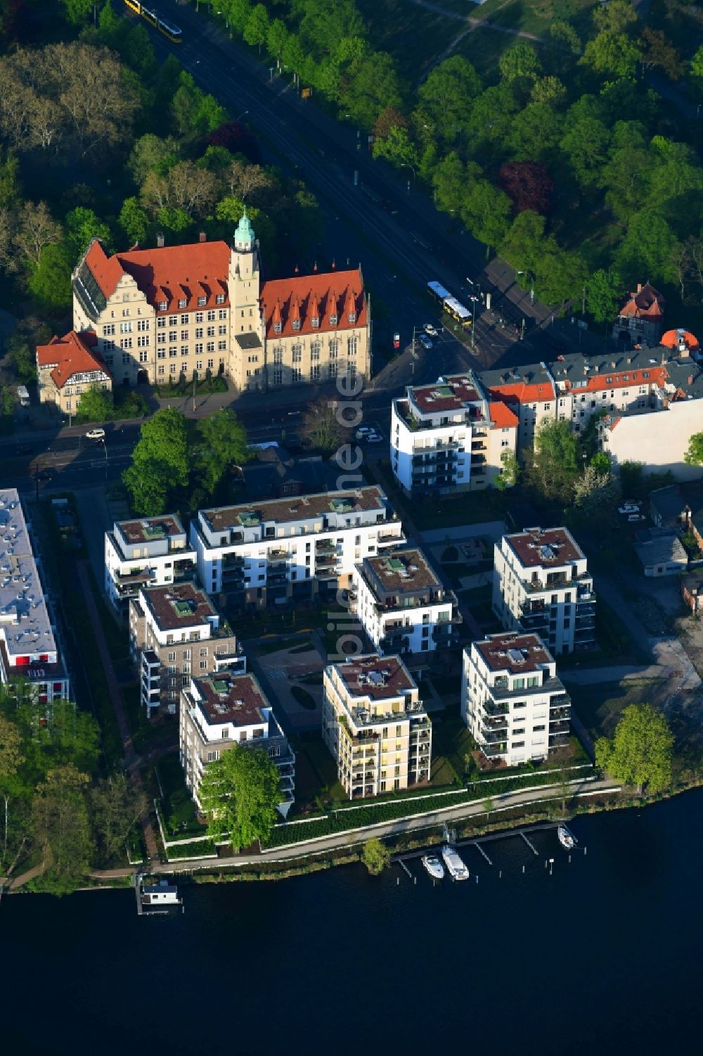 Berlin von oben - Wohnhausanlage am Spreeufer im Ortsteil Köpenick im Bezirk Treptow-Köpenick in Berlin
