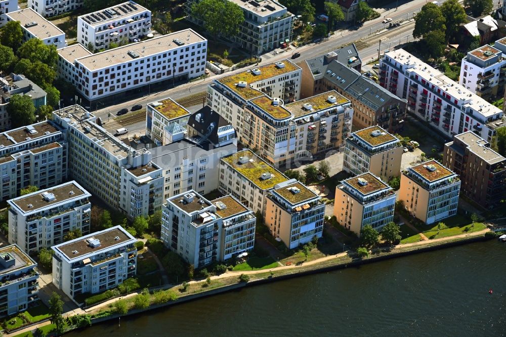 Berlin von oben - Wohnhausanlage am Spreeufer im Stadtteil Köpenick im Bezirk Treptow-Köpenick in Berlin, Deutschland