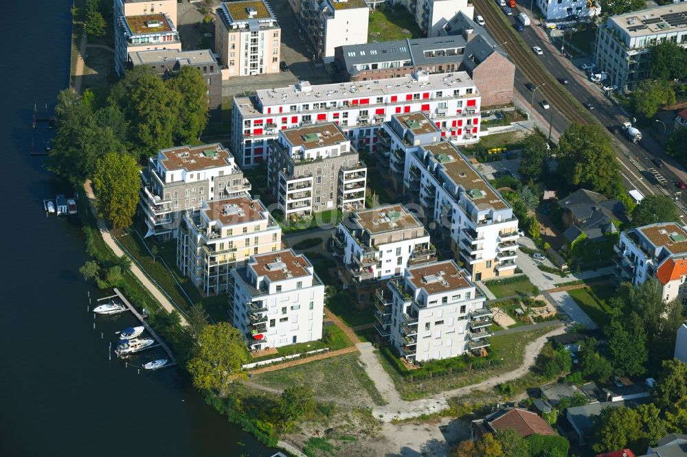 Berlin von oben - Wohnhausanlage Uferkrone am Spreeufer im Ortsteil Köpenick im Bezirk Köpenick in Berlin