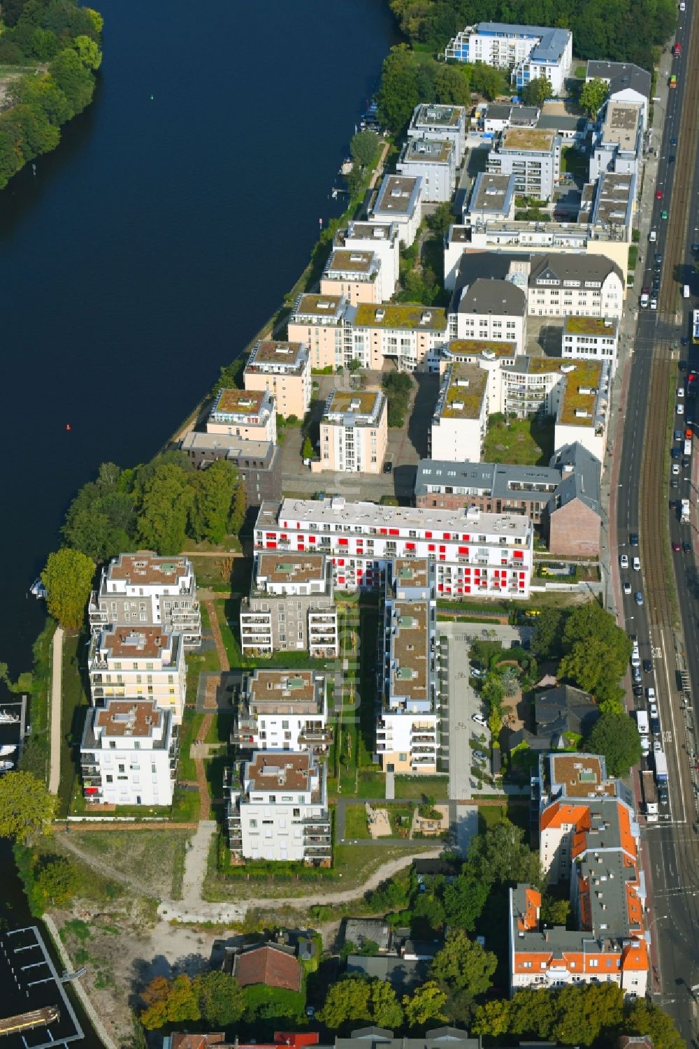 Luftbild Berlin - Wohnhausanlage Uferkrone am Spreeufer im Ortsteil Köpenick im Bezirk Köpenick in Berlin
