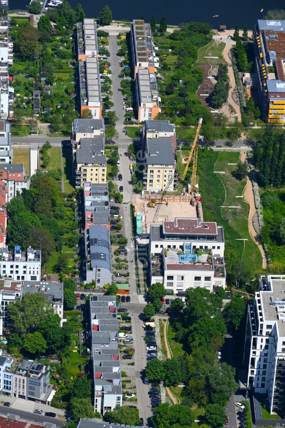 Luftaufnahme Berlin - Wohnhausbebauung auf der Halbinsel Stralau im Ortsteil Friedrichshain in Berlin, Deutschland