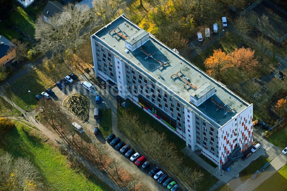 Luftaufnahme Berlin - Wohnheim Wohnpflegeheim - Gebäude EJF Verbund Darßer Straße im Ortsteil Hohenschönhausen in Berlin, Deutschland