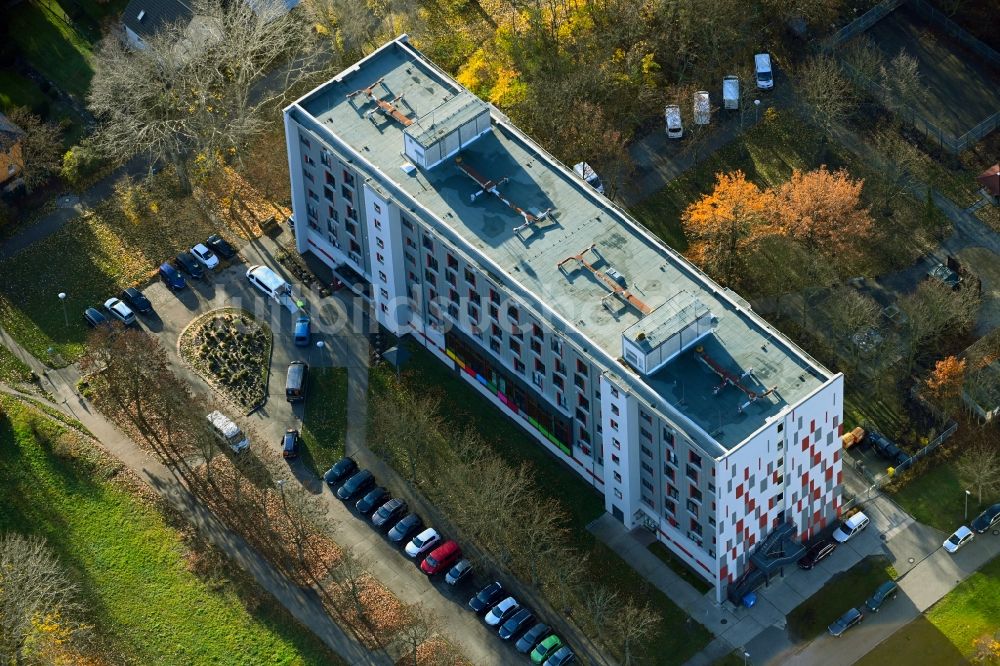 Berlin von oben - Wohnheim Wohnpflegeheim - Gebäude EJF Verbund Darßer Straße im Ortsteil Hohenschönhausen in Berlin, Deutschland