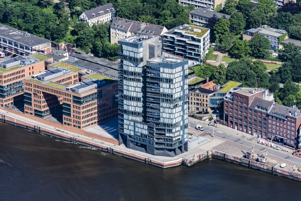 Hamburg aus der Vogelperspektive: Wohnhochhaus Kristall an der Großen Elbstraße in Altona in Hamburg
