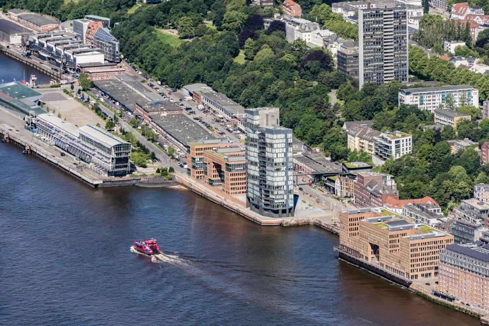 Hamburg von oben - Wohnhochhaus Kristall an der Großen Elbstraße in Altona in Hamburg