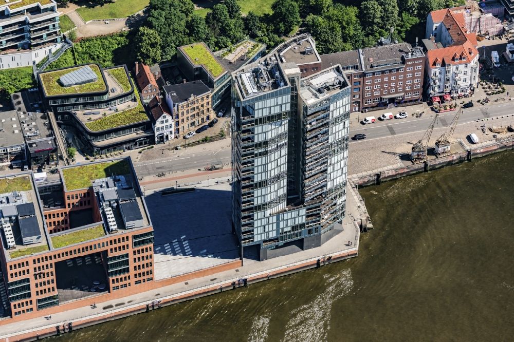 Hamburg aus der Vogelperspektive: Wohnhochhaus Kristall an der Großen Elbstraße in Altona in Hamburg