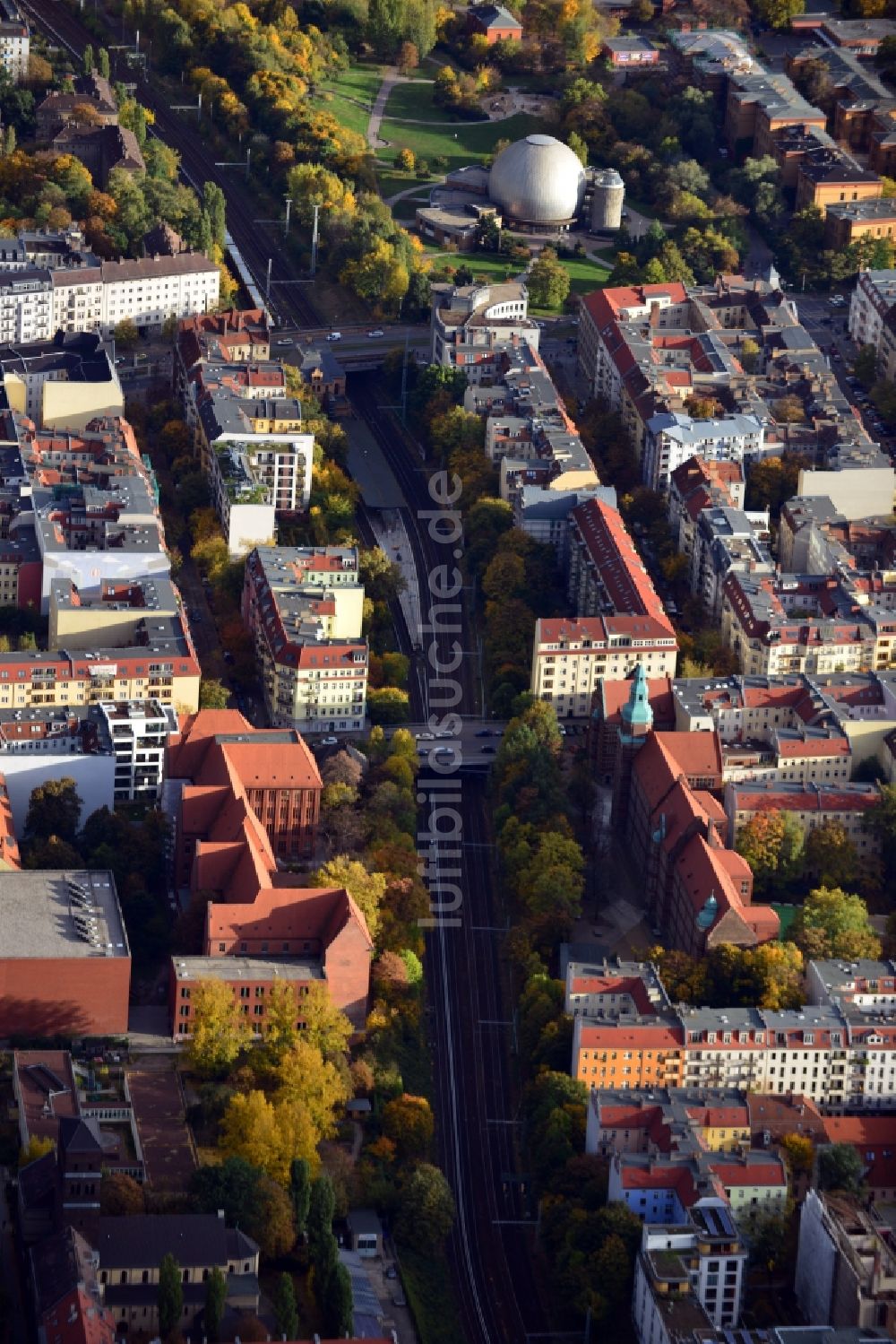 Berlin von oben - Wohnhäuser entlang der S-Bahn Schienen mit Zeiss-Großplaneterium an der Prenzlauer Allee in Berlin - Prenzlauer Berg