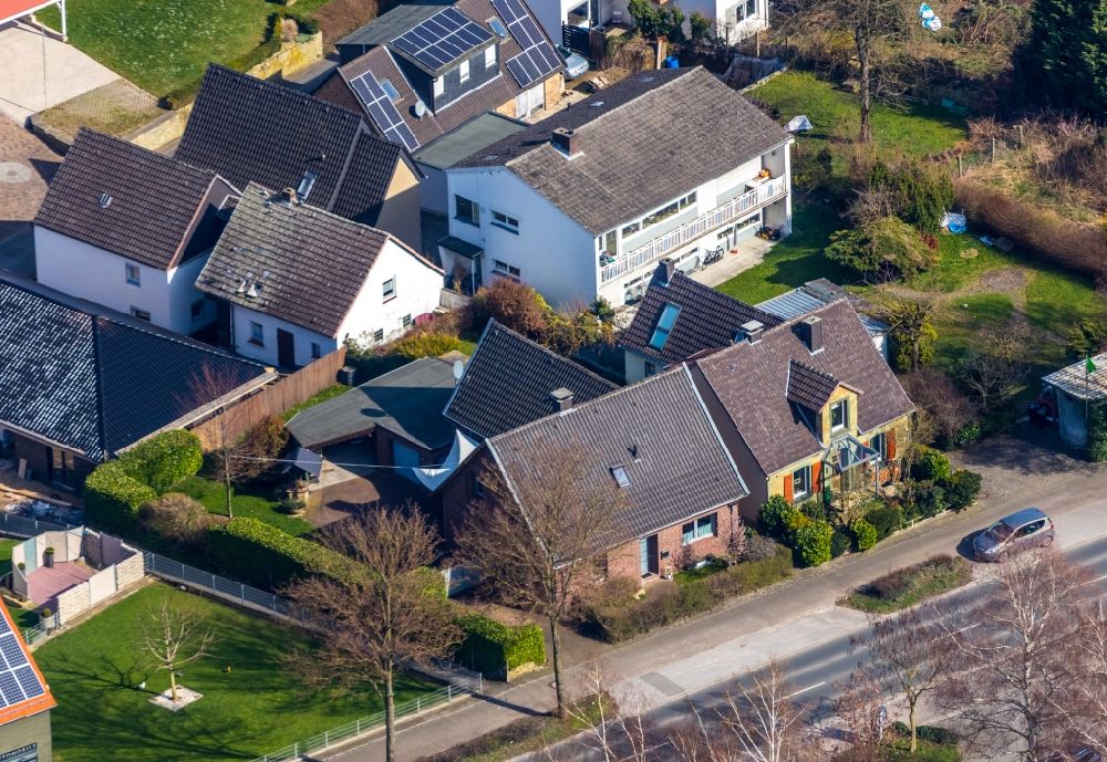 Luftaufnahme Westönnen - Wohnhäuser an der Hauptverkehrsstraße in Westönnen im Bundesland Nordrhein-Westfalen, Deutschland