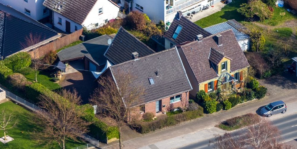 Westönnen von oben - Wohnhäuser an der Hauptverkehrsstraße in Westönnen im Bundesland Nordrhein-Westfalen, Deutschland