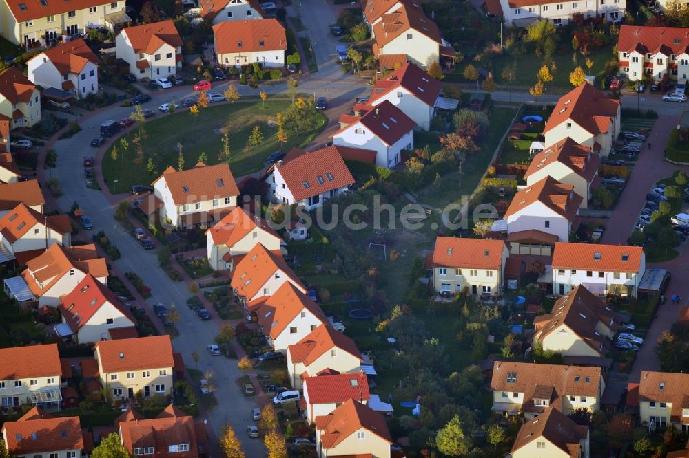 Schildow von oben - Wohnungs- Neubaugebiet Am Pfaffenwald der SWV Schildow Wohnungsbau GmbH in Schildow im Bundesland Brandenburg