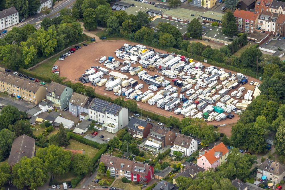 Luftaufnahme Herne - Wohnwagen und Wohnmobile auf dem Wohnmobilstellplatz vom Cranger Kirmes auf dem Sportplatz in Herne im Bundesland Nordrhein-Westfalen, Deutschland