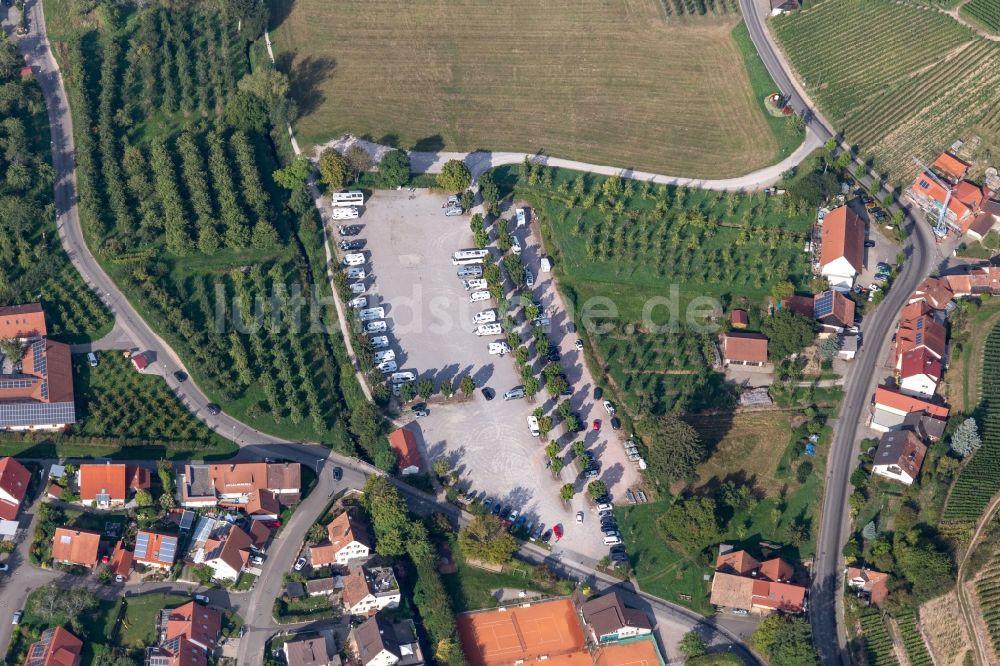 Luftaufnahme Durbach - Wohnwagen und Wohnmobile auf dem Wohnmobilstellplatz Festplatz in Durbach im Bundesland Baden-Württemberg, Deutschland