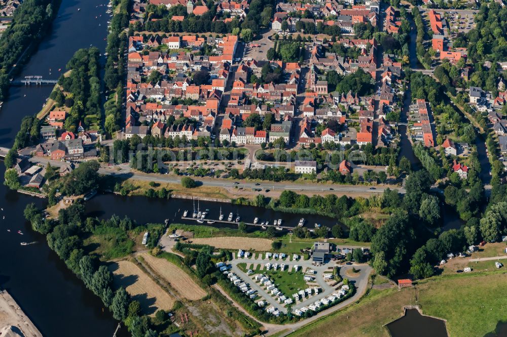 Luftbild Friedrichstadt - Wohnwagen und Wohnmobile auf dem Wohnmobilstellplatz in Friedrichstadt im Bundesland Schleswig-Holstein, Deutschland