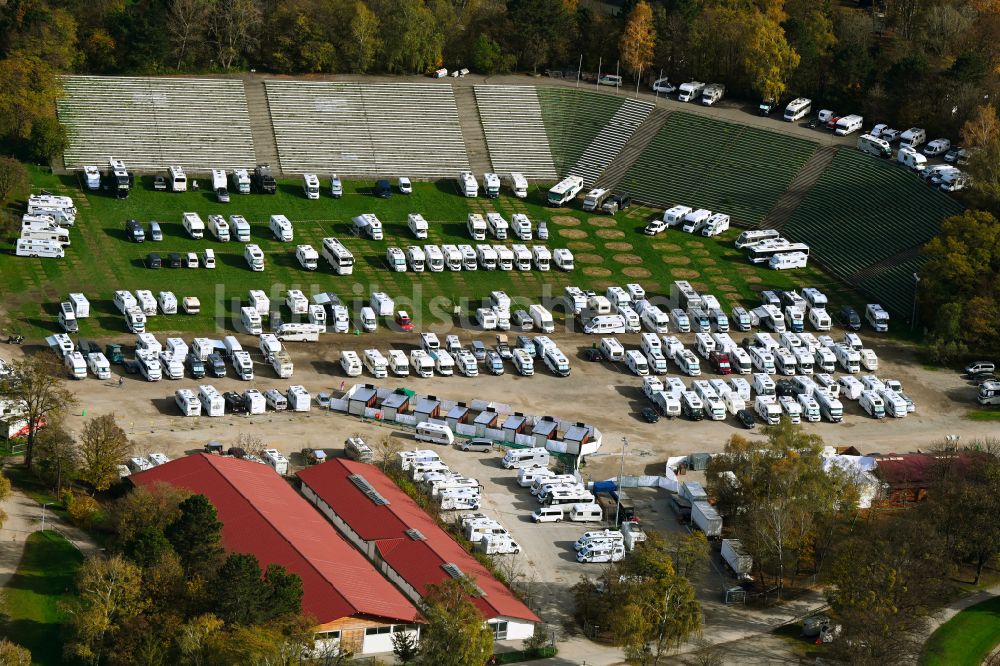 Luftbild München - Wohnwagen und Wohnmobile auf dem Wohnmobilstellplatz am Golfzentrum in München im Bundesland Bayern, Deutschland