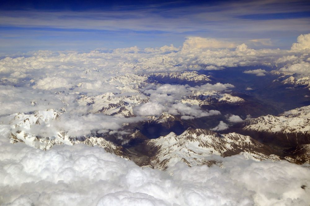 Luftbild Aosta - Wolken über der schneebedeckten Felsen- und Berglandschaft der Alpen beim Aostatal, Italien