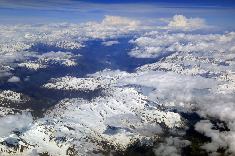 Luftaufnahme Aosta - Wolken über der schneebedeckten Felsen- und Berglandschaft der Alpen beim Aostatal, Italien