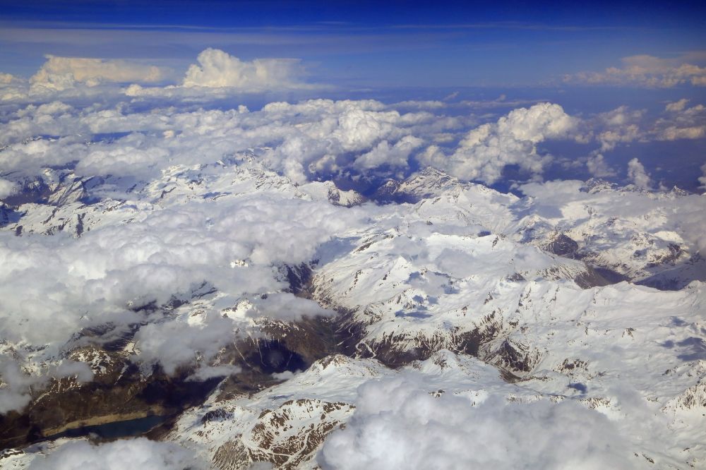 Val-d'Isere von oben - Wolken über der schneebedeckten Felsen- und Berglandschaft der Alpen beim Val-d'Isere, Frankreich