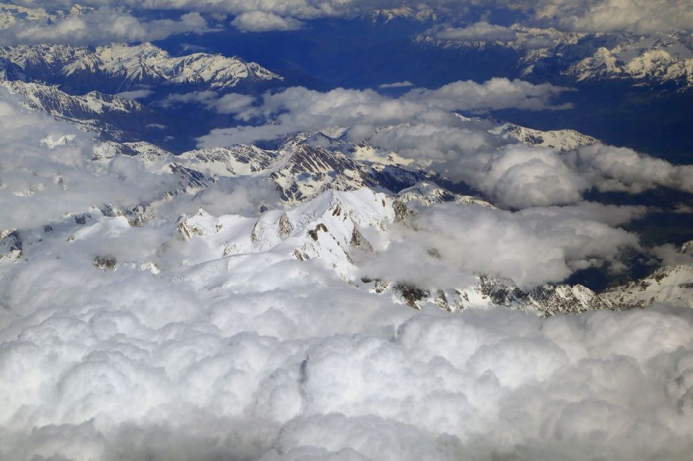 Luftbild Chamonix-Mont-Blanc - Wolken über der schneebedeckten Felsen- und Berglandschaft beim Mont-Blanc in Chamonix-Mont-Blanc in Auvergne-Rhone-Alpes, Frankreich