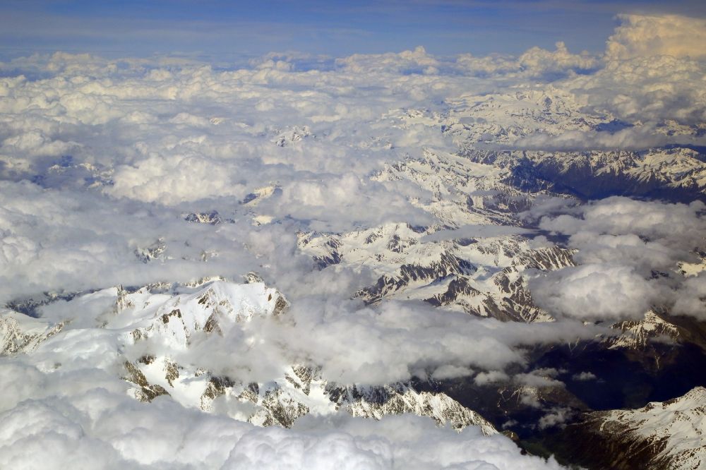 Chamonix-Mont-Blanc aus der Vogelperspektive: Wolken über der schneebedeckten Felsen- und Berglandschaft beim Mont-Blanc in Chamonix-Mont-Blanc in Auvergne-Rhone-Alpes, Frankreich
