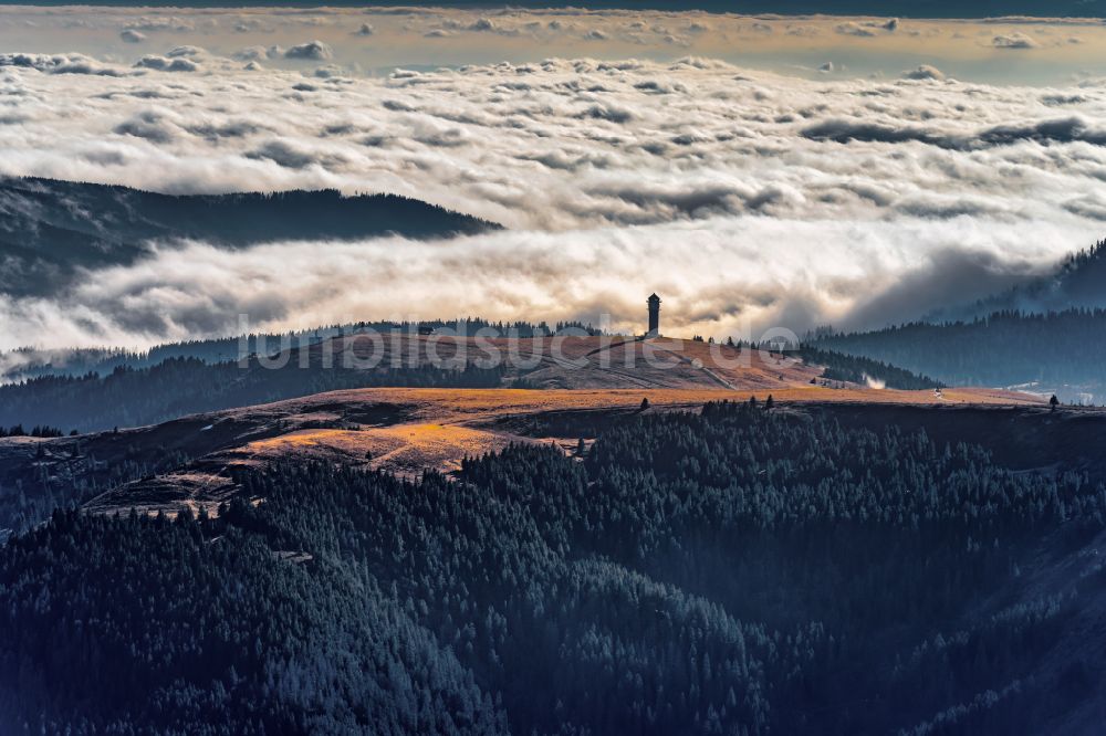 Luftbild Feldberg (Schwarzwald) - Wolken und ehemaliger Fernmeldeturm am Feldberg (Schwarzwald) im Bundesland Baden-Württemberg, Deutschland