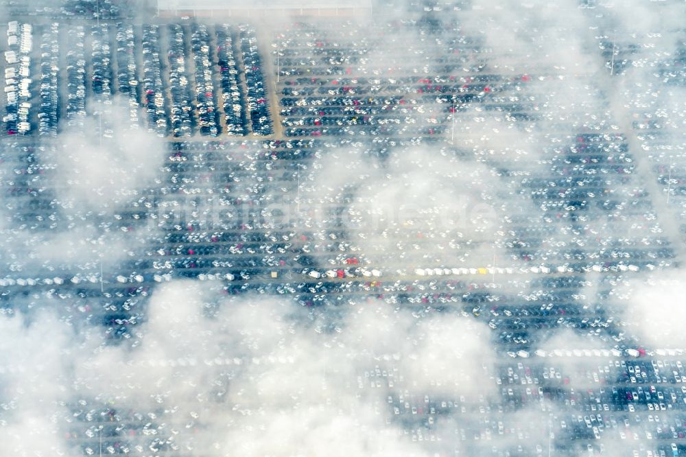 Kippenheim aus der Vogelperspektive: Wolken- Schicht am Parkplatz für Automobile der Mosolf Logistic in Kippenheim hier unter Nebelresten, im Bundesland Baden-Württemberg, Deutschland