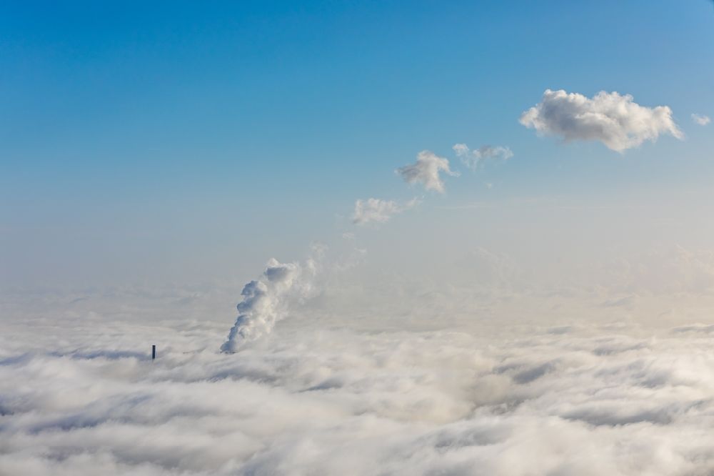 Hamm aus der Vogelperspektive: Wolken- Schichten über den Kraftwerksanlagen des Kohle- Heizkraftwerkes der RWE Power im Stadtteil Schmehausen in Hamm im Bundesland Nordrhein-Westfalen