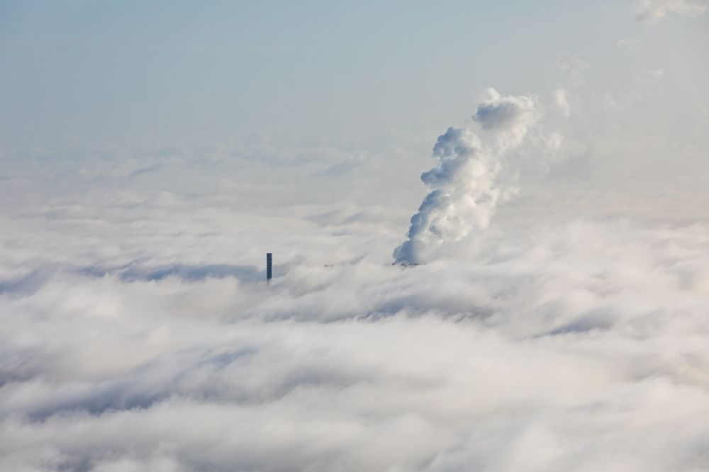 Luftbild Hamm - Wolken- Schichten über den Kraftwerksanlagen des Kohle- Heizkraftwerkes der RWE Power im Stadtteil Schmehausen in Hamm im Bundesland Nordrhein-Westfalen