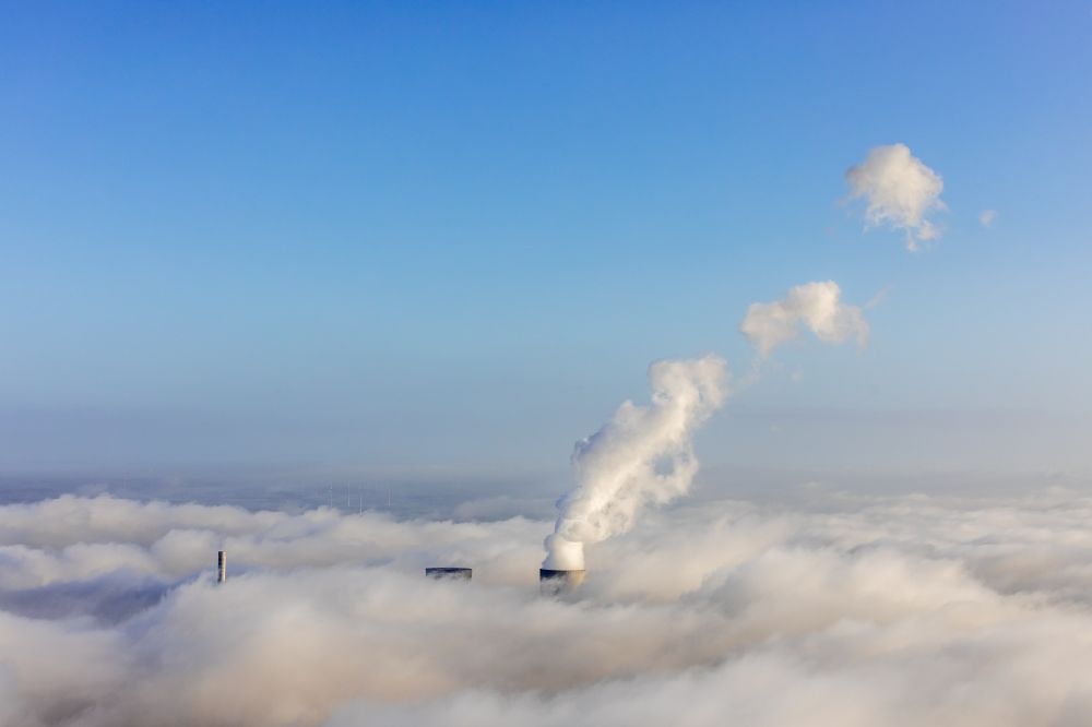 Hamm von oben - Wolken- Schichten über den Kraftwerksanlagen des Kohle- Heizkraftwerkes der RWE Power im Stadtteil Schmehausen in Hamm im Bundesland Nordrhein-Westfalen