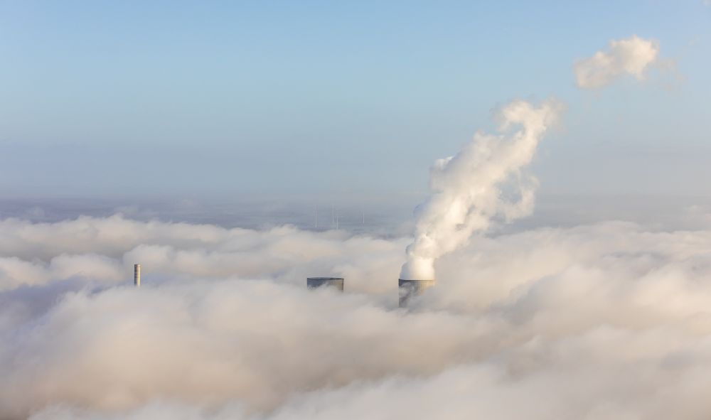 Luftbild Hamm - Wolken- Schichten über den Kraftwerksanlagen des Kohle- Heizkraftwerkes der RWE Power im Stadtteil Schmehausen in Hamm im Bundesland Nordrhein-Westfalen
