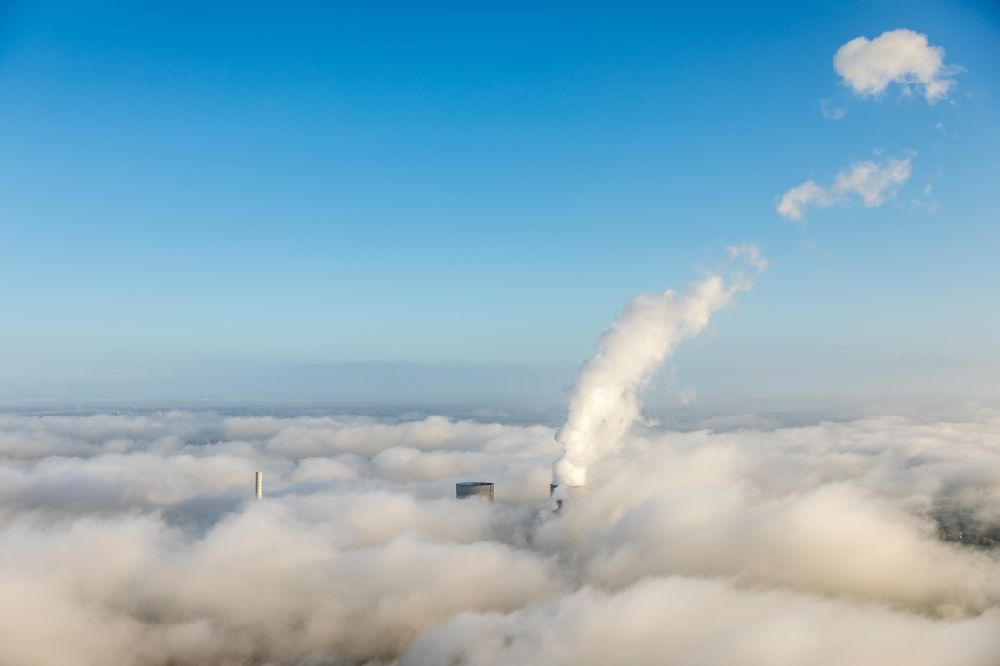 Luftaufnahme Hamm - Wolken- Schichten über den Kraftwerksanlagen des Kohle- Heizkraftwerkes der RWE Power im Stadtteil Schmehausen in Hamm im Bundesland Nordrhein-Westfalen