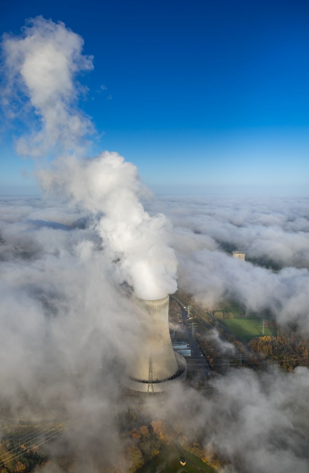 Hamm aus der Vogelperspektive: Wolken- Schichten über den Kraftwerksanlagen des Kohle- Heizkraftwerkes der RWE Power im Stadtteil Schmehausen in Hamm im Bundesland Nordrhein-Westfalen