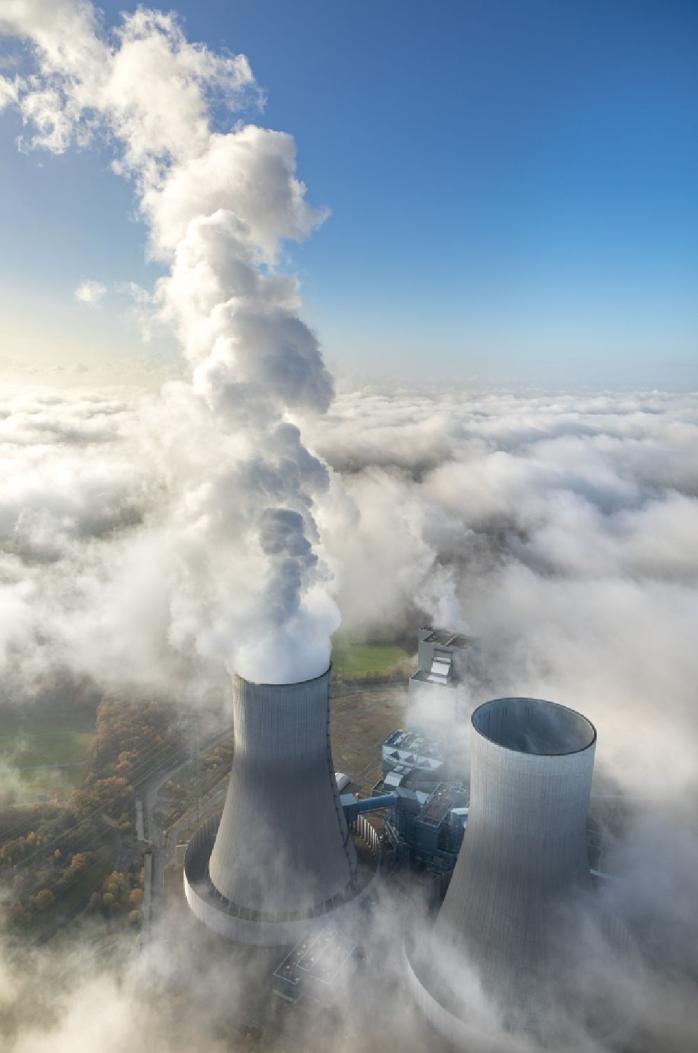 Hamm von oben - Wolken- Schichten über den Kraftwerksanlagen des Kohle- Heizkraftwerkes der RWE Power im Stadtteil Schmehausen in Hamm im Bundesland Nordrhein-Westfalen