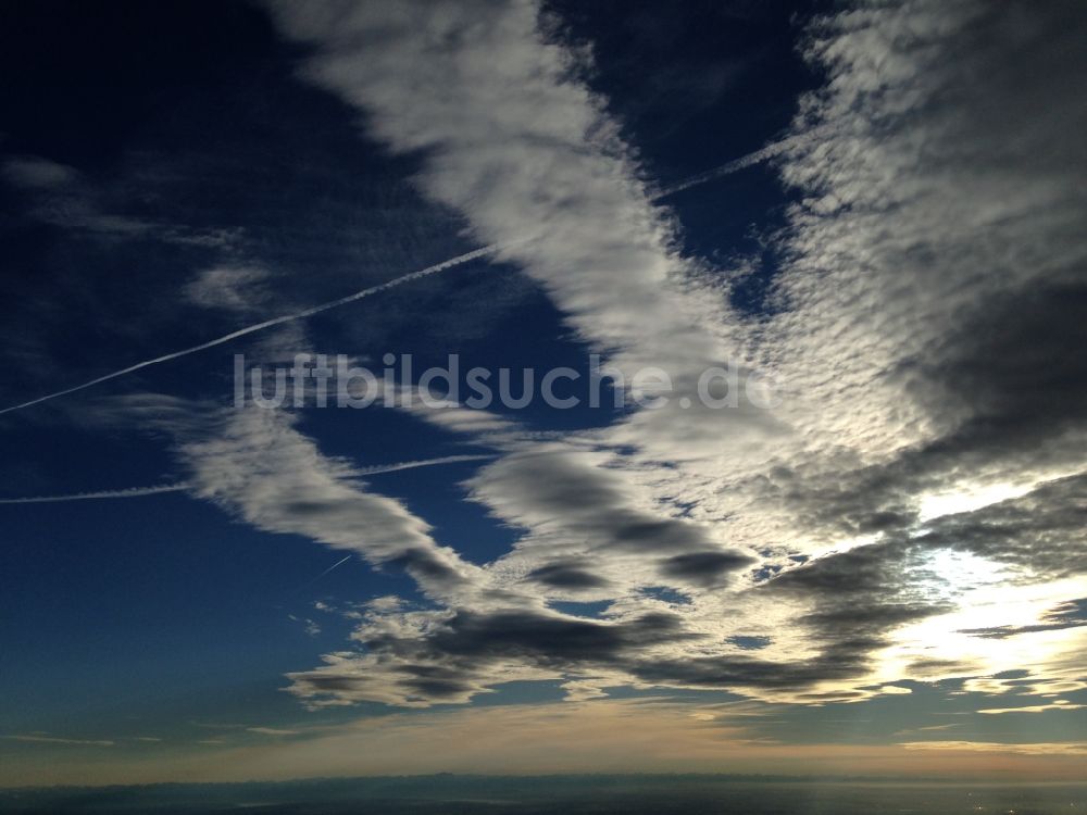 Luftaufnahme Brunnen - Wolken und Sonne in Brunnen im Bundesland Bayern