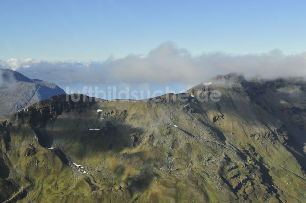 Luftbild Trom - Wolkenbedeckte Fjordlandschaft bei Troms in der Provinz Harstad in Norwegen