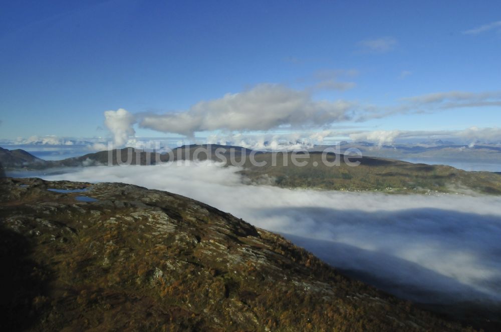 Luftaufnahme Trom - Wolkenbedeckte Fjordlandschaft bei Troms in der Provinz Harstad in Norwegen