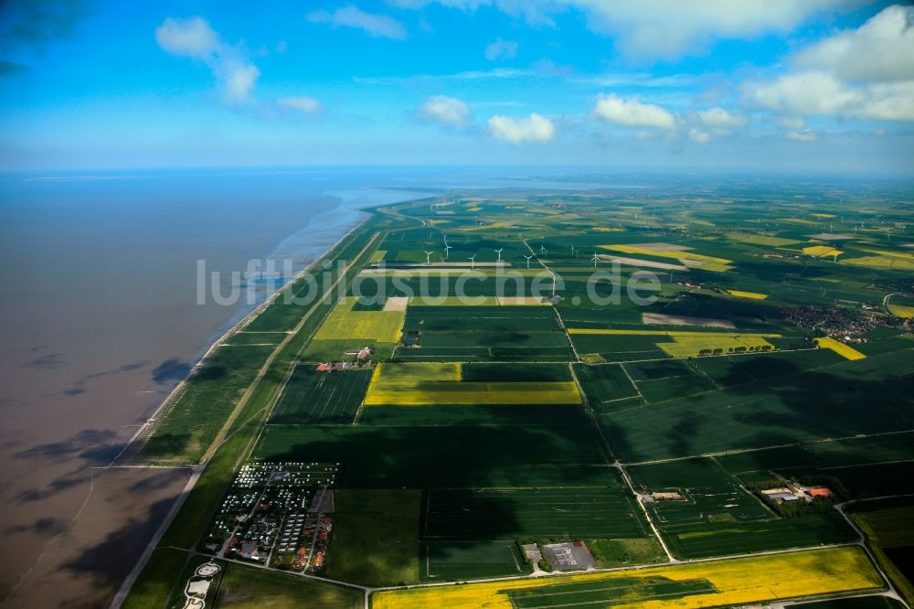 Luftaufnahme Krummhörn - Wolkenbedeckte Landschaft der Küste vor Krummhörn im Bundesland Niedersachsen