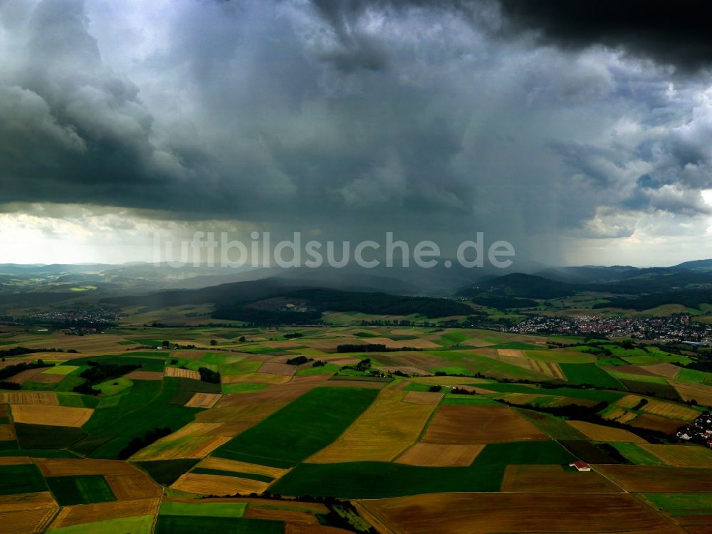 Dieburg aus der Vogelperspektive: Wolkenbedeckte Landschaft südlich von Dieburg im Bundesland Hessen