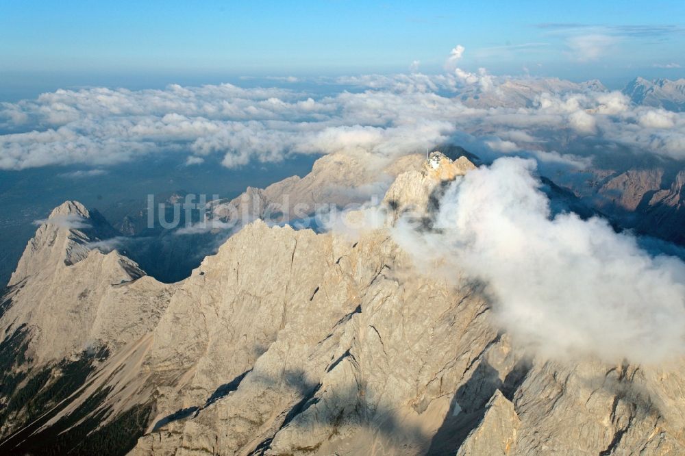 Garmisch-Partenkirchen aus der Vogelperspektive: Wolkenbedecktes Gebirgsmassiv der Zugspitze in den Alpen bei Garmisch-Partenkirchen im Bundesland Bayern