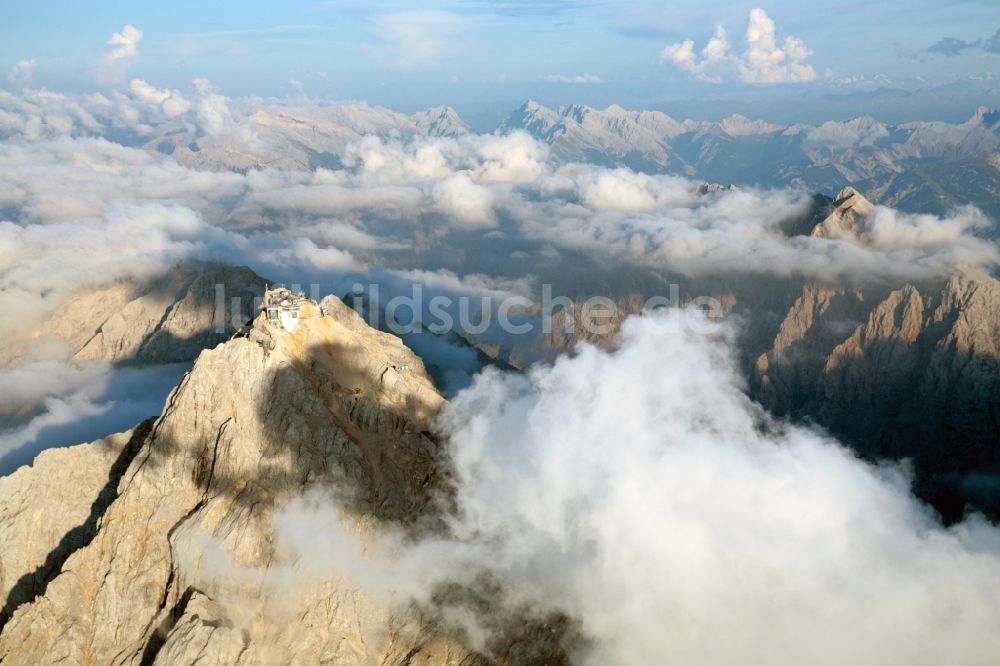 Luftaufnahme Garmisch-Partenkirchen - Wolkenbedecktes Gebirgsmassiv der Zugspitze in den Alpen bei Garmisch-Partenkirchen im Bundesland Bayern